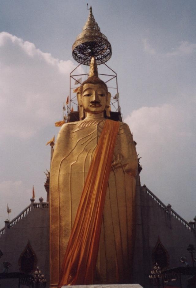 Храм Интхаравихан в Бангкоке