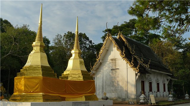 храм Пхра Тхат Дои Тунг (Wat Phra That Doi Tung),