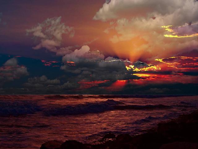 Закат и рассвет на морском пляже