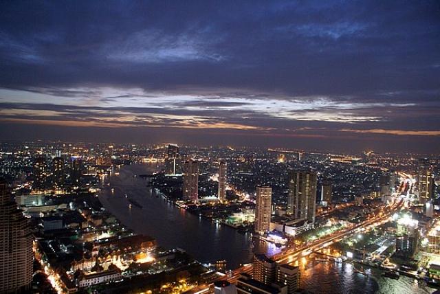 Бар на крыше небоскрёба в Бангкоке