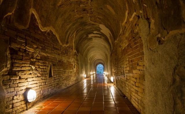 тоннельный храм Wat Umong