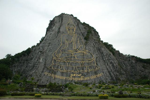 Большое изображение Будды, выложенное золотом на горе Кхао Чи Чан (Khao Chi Chan)