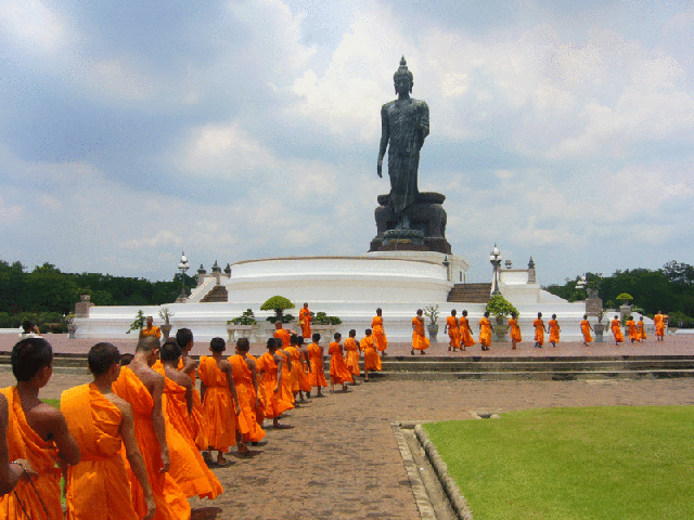 Идущий Будда