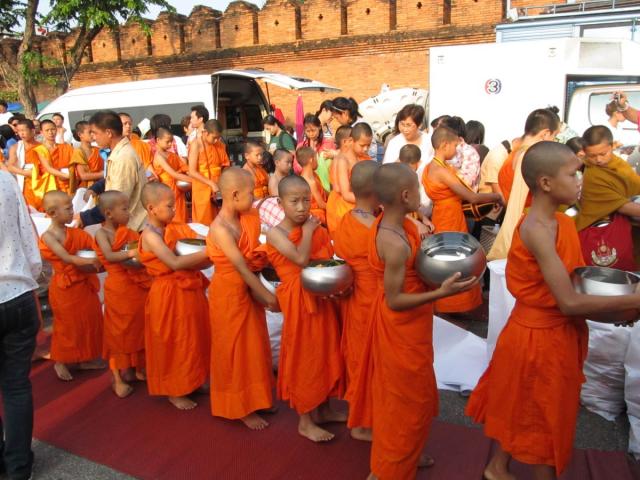 одаривание буддийских монахов подношением