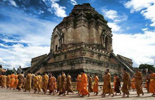 Монахи в Тайланде